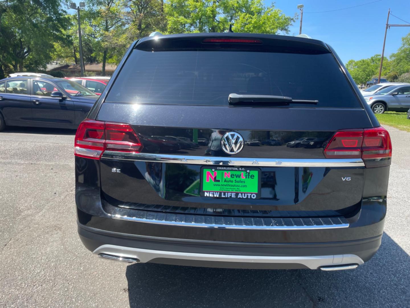 2019 BLACK VOLKSWAGEN ATLAS V6 SE (1V2DR2CA0KC) with an 3.6L engine, Automatic transmission, located at 5103 Dorchester Rd., Charleston, SC, 29418-5607, (843) 767-1122, 36.245171, -115.228050 - Local Trade-in with Gorgeous Leather Interior, Third Row Seating, Backup Camera, AUX/Bluetooth/USB, Dual Climate Control, Power Everything (windows, locks, seats, mirrors), Heated Seats, Rear In-door Sunshades, Push Button Start, Keyless Entry, Alloy Wheels. 121k miles Located at New Life Auto Sale - Photo#5